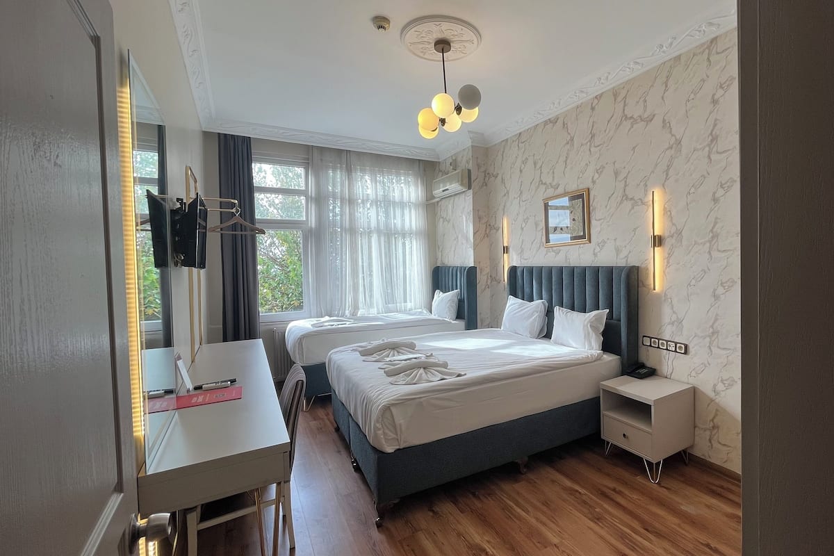 Habitación triple Deluxe, vistas al mar | Ropa de cama de alta calidad, colchones con acolchado adicional, minibar