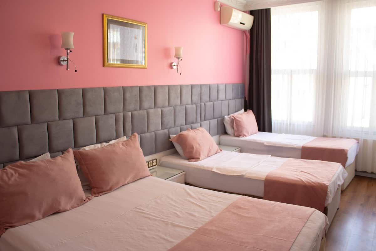 Quarto quádruplo família | Roupas de cama premium, camas com colchões pillow-top, frigobar