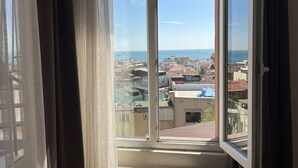 华丽三人房, 海景 | 高档床上用品、加厚床垫  、迷你吧、客房内保险箱