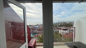 Quarto casal luxo, sacada, vista para o mar | Roupas de cama premium, camas com colchões pillow-top, frigobar