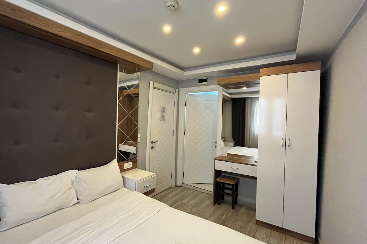 Quarto casal econômico, no piso térreo | Roupas de cama premium, camas com colchões pillow-top, frigobar