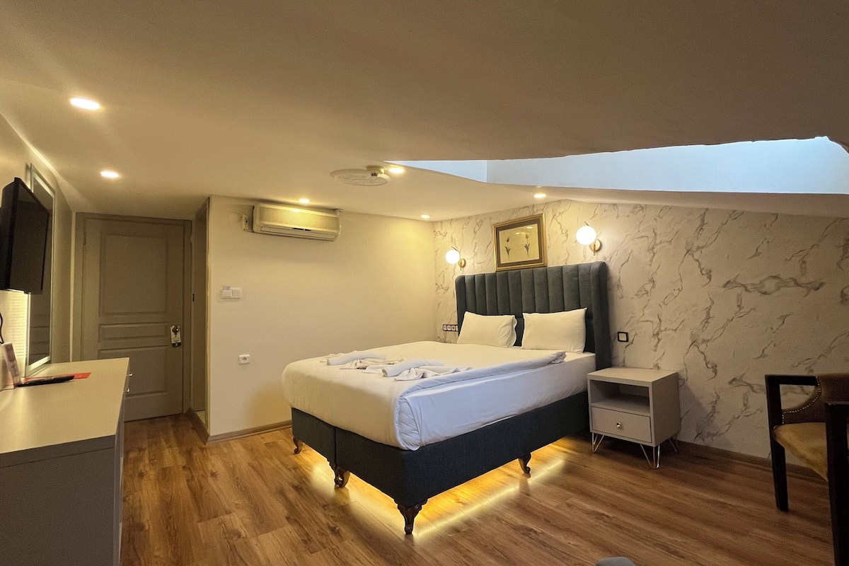 Habitación doble Budget | Ropa de cama de alta calidad, colchones con acolchado adicional, minibar