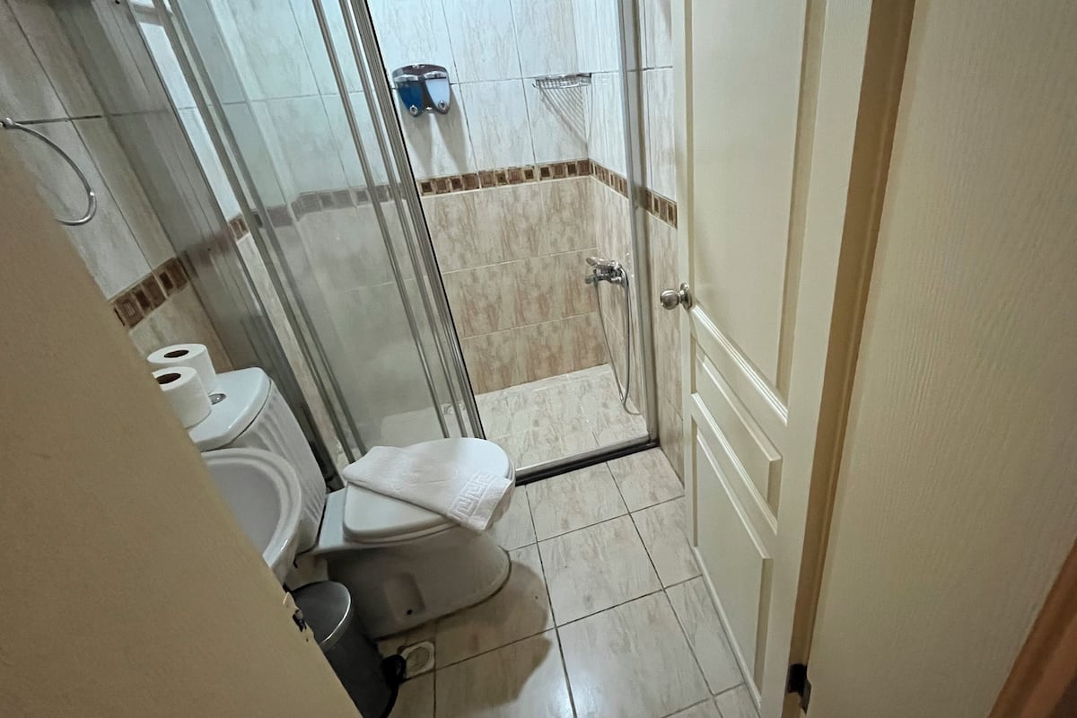 Economy-Dreibettzimmer, Erdgeschoss | Badezimmer