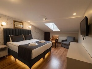Budget Double Room | Literie de qualité, lit avec matelas à plateau-coussin, minibar