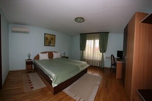 Minibar, desk, free WiFi