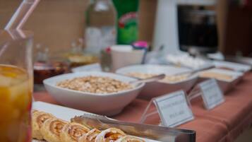 Een buffet met verschillende gerechten en drankjes.