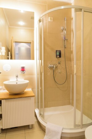 Shower, free toiletries, hair dryer, towels - Vigor Hotel (Novi Sad)