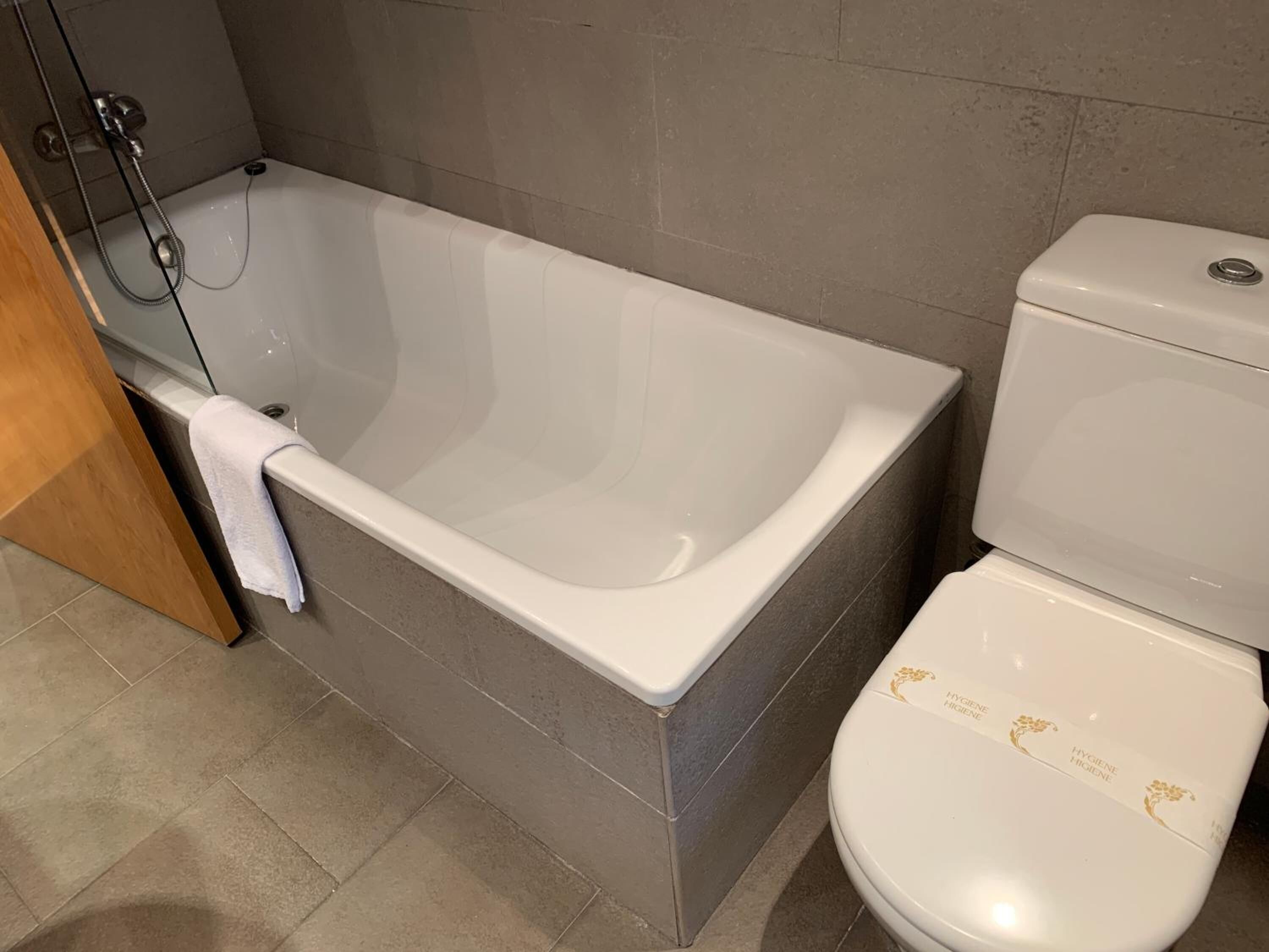 Un bagno con una vasca da bagno e un water.