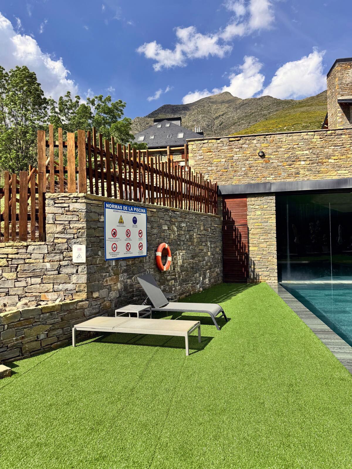 Een seizoensgebonden buitenzwembad