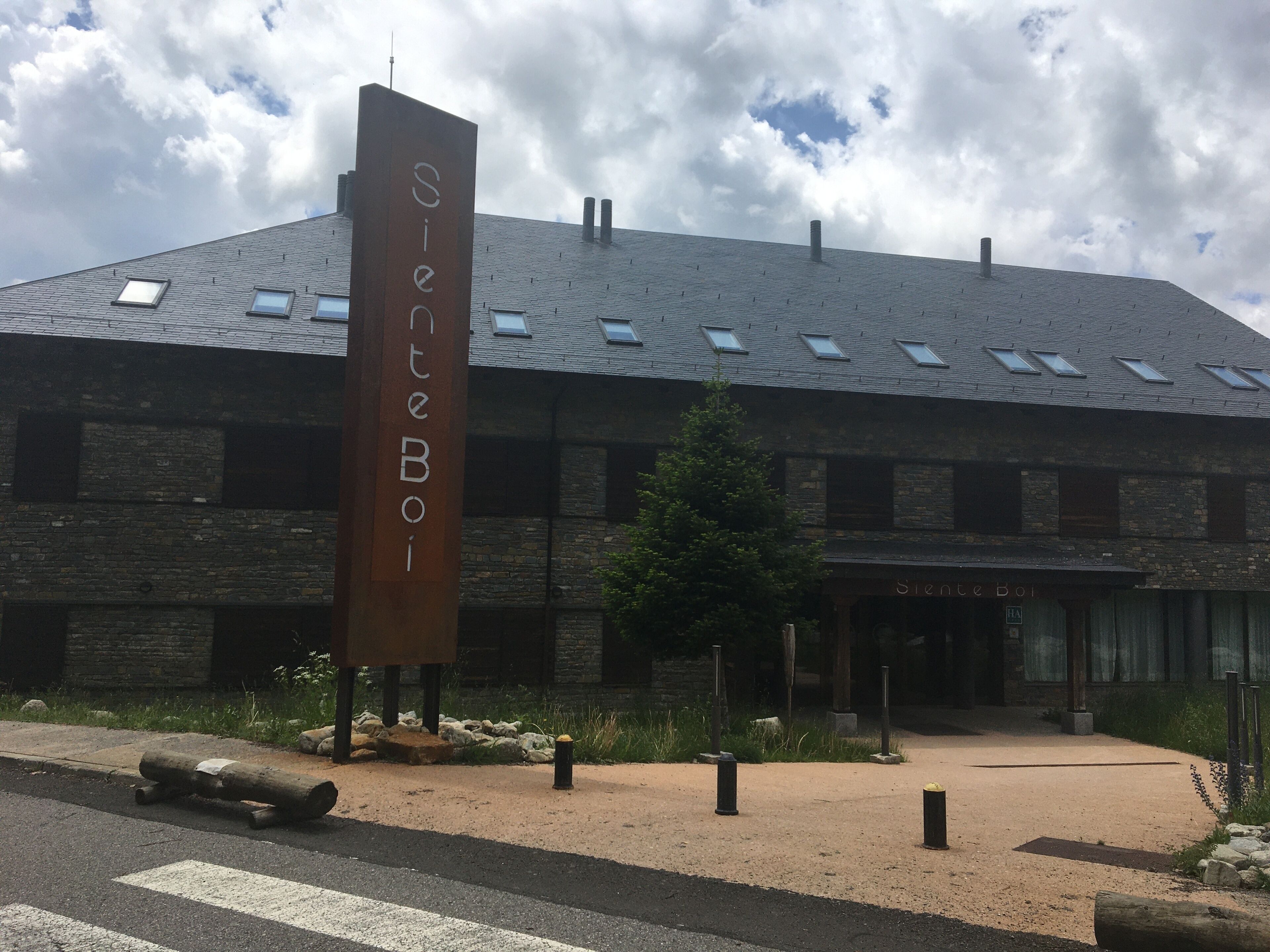 Un bâtiment sur lequel on peut lire l’inscription « Sainte-Boi ».