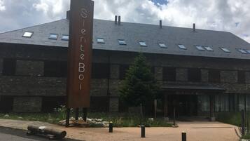 Un bâtiment sur lequel on peut lire l’inscription « Sainte-Boi ».