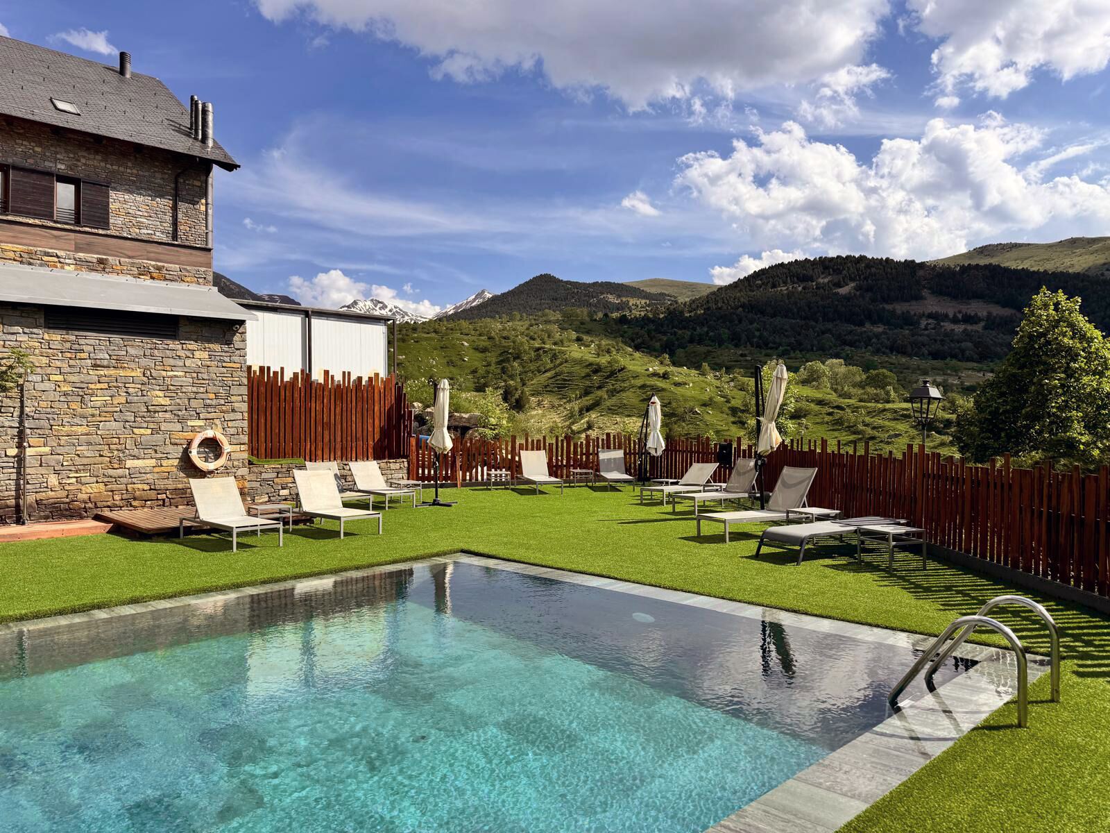 Een seizoensgebonden buitenzwembad