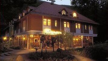 Fassade der Unterkunft – Abend/Nacht