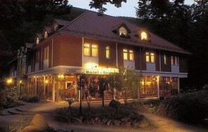 Fachada de la propiedad por la tarde o noche