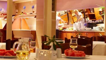 Petit déjeuner, déjeuner et dîner servis sur place
