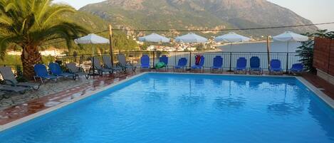 Hồ bơi ngoài trời phục vụ theo mùa, dù/ô trên bãi biển/hồ bơi