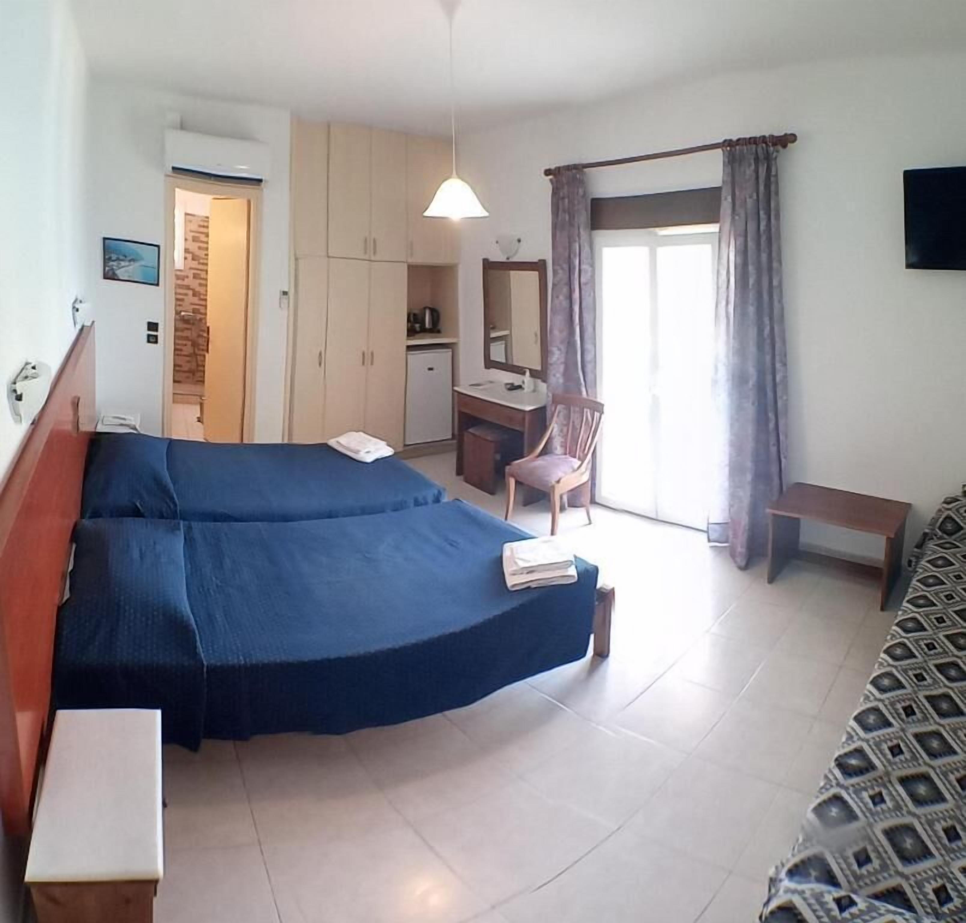 Minibar, caixa forta a l'habitació i escriptori 