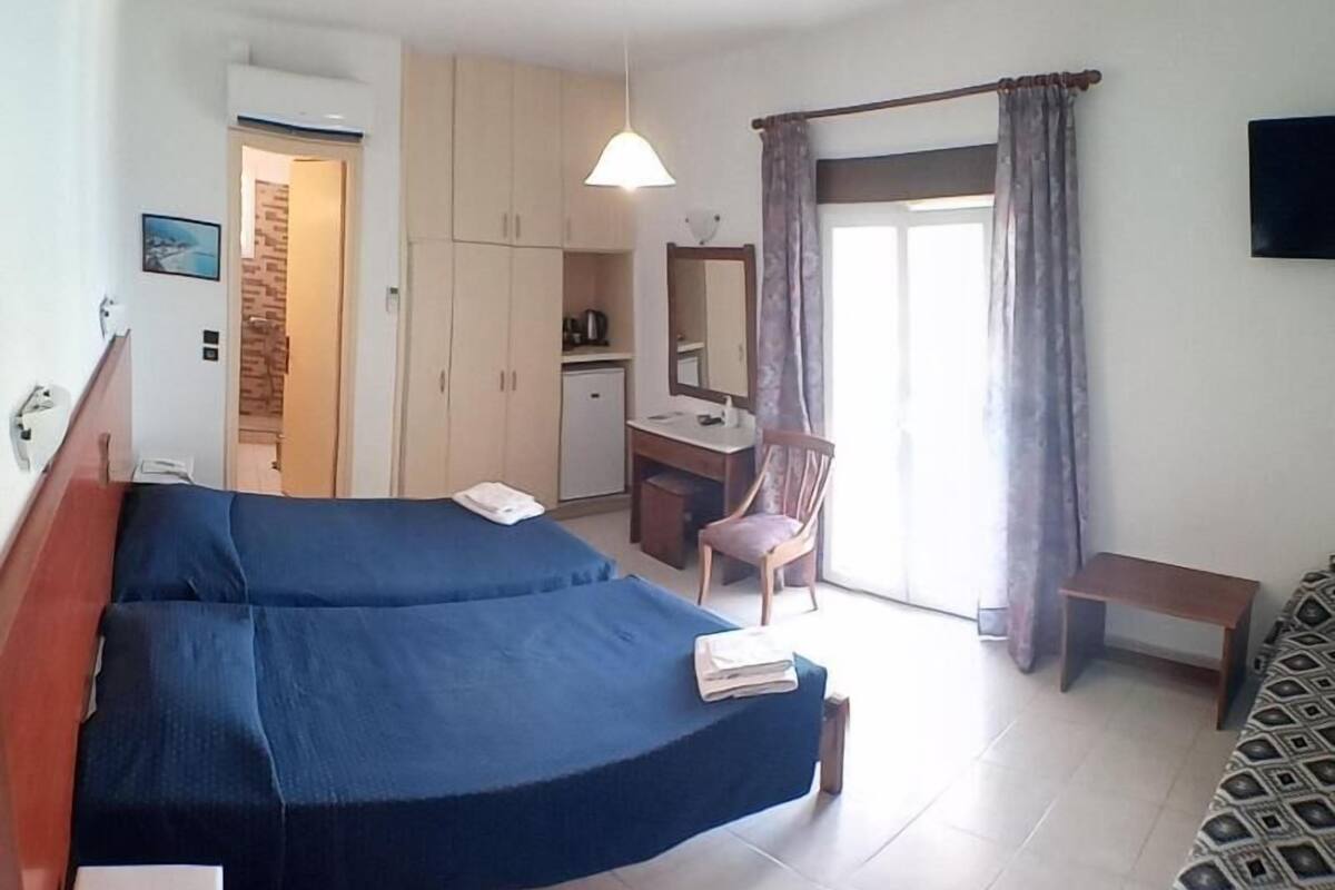Minibar, safe på rommet, skrivebord og lydisolert