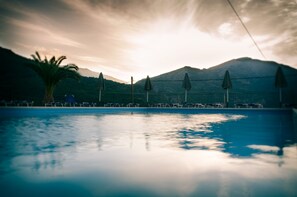 Seasonal outdoor pool, pool umbrellas, pool loungers - Oceanis - Cephalonie (Kefalonia)