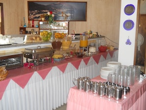 Free daily English breakfast 
