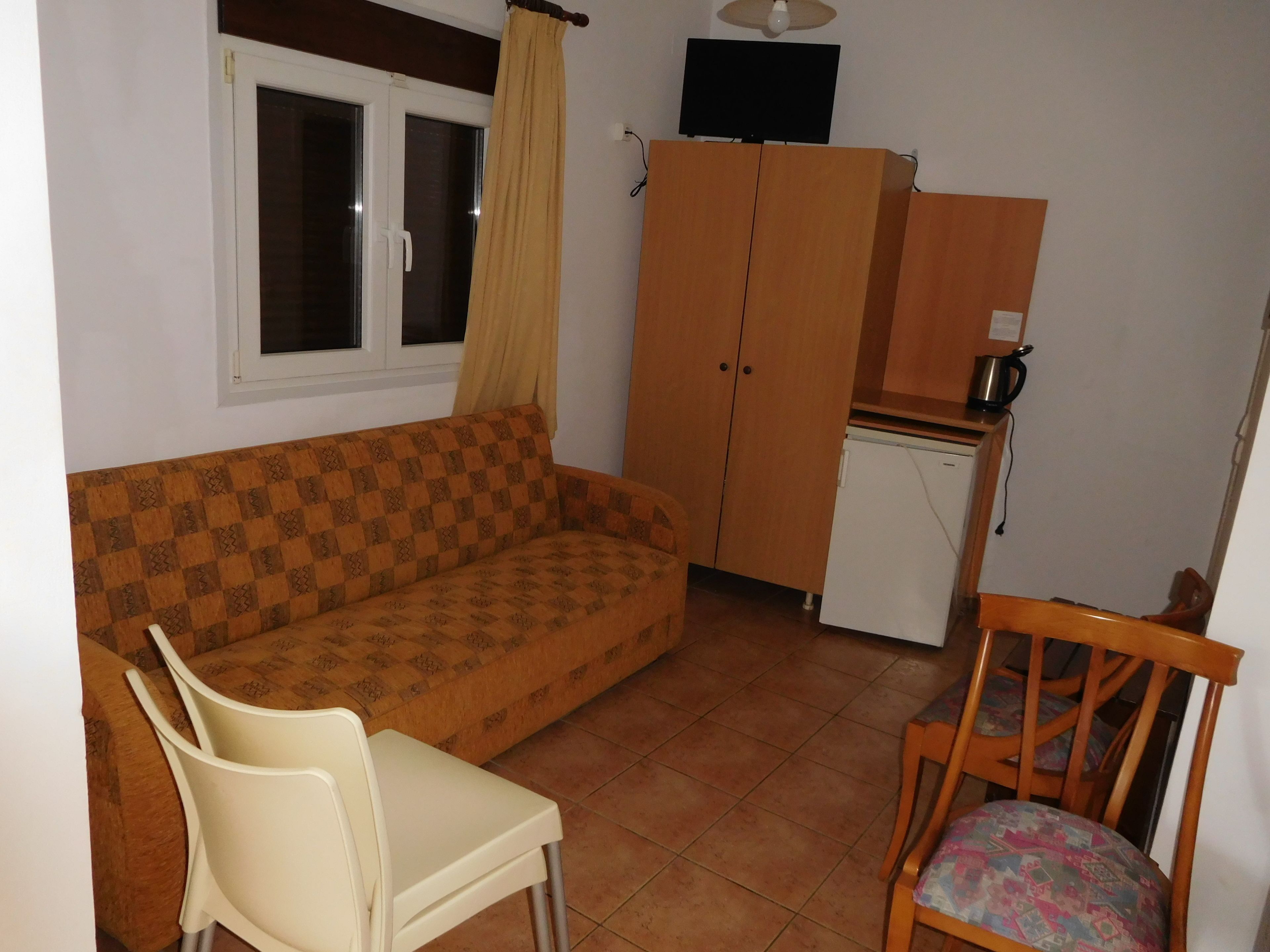 comfort triple room | living area | tv