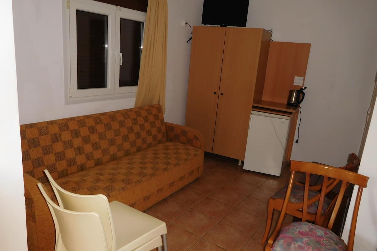 comfort triple room | living area | tv