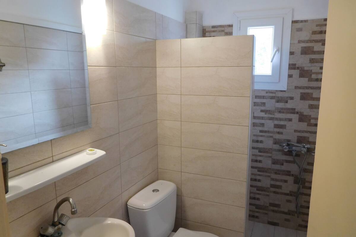 comfort triple room | bathroom | hair dryer, towels