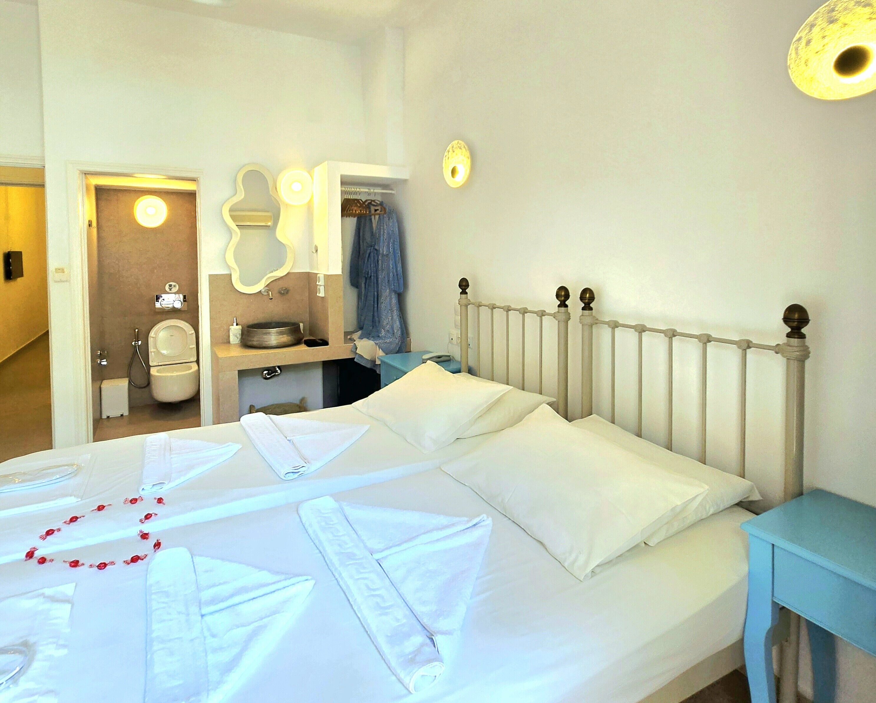Kamar Ekonomi | Minibar, didekorasi berbeda-beda, meja kerja, dan kedap suara