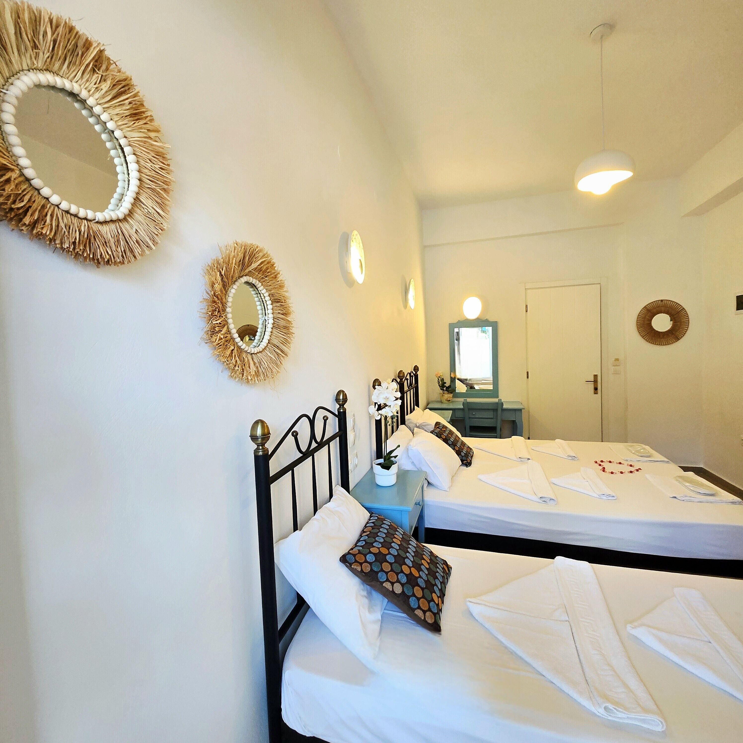 Kamar Triple Standar | Minibar, didekorasi berbeda-beda, meja kerja, dan kedap suara