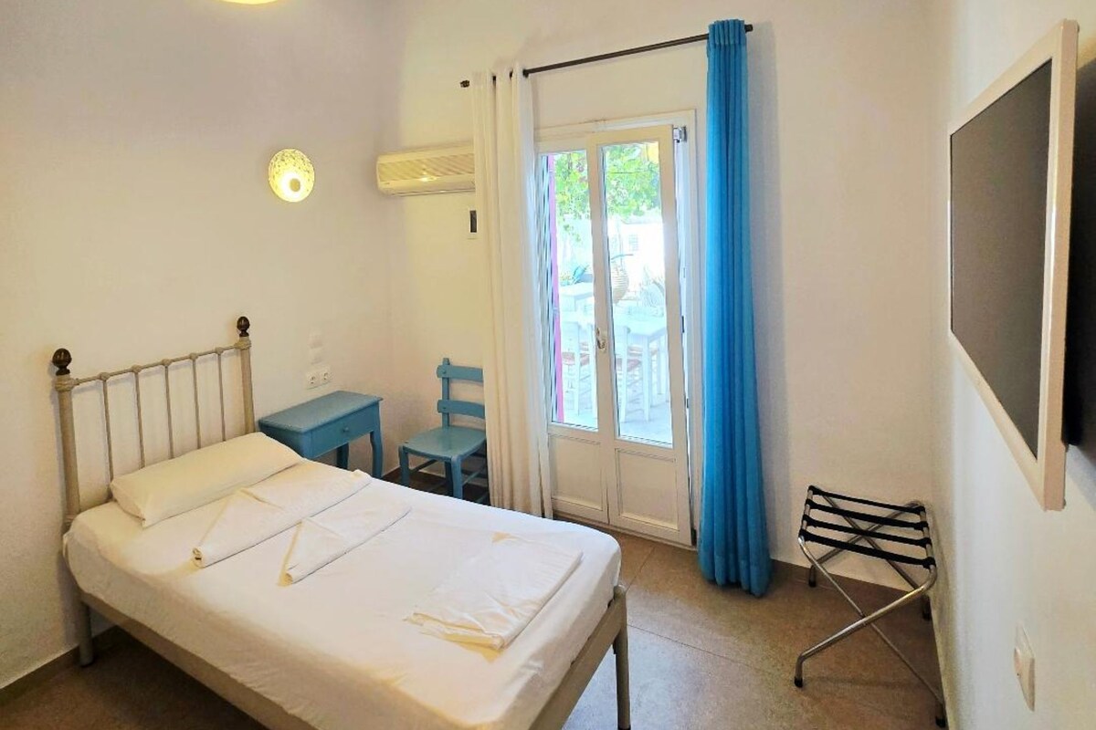 Single Room | Minibar, desk, soundproofing, iron/ironing board