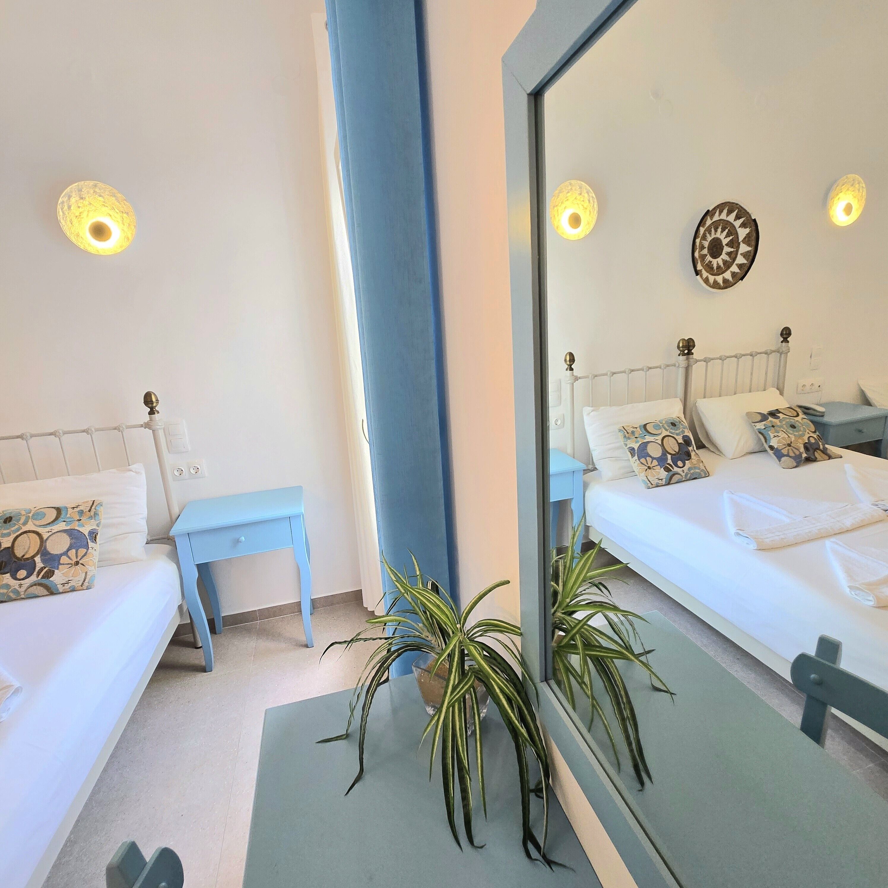 Kamar Quadruple | Minibar, didekorasi berbeda-beda, meja kerja, dan kedap suara