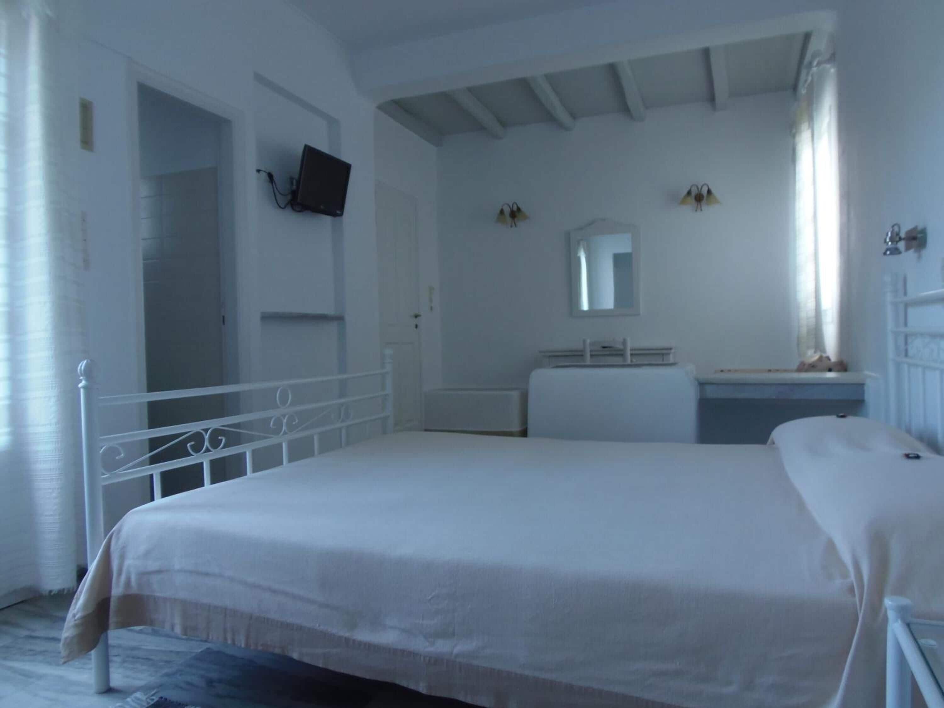 minibar, iron/ironing board, free wifi, bed sheets