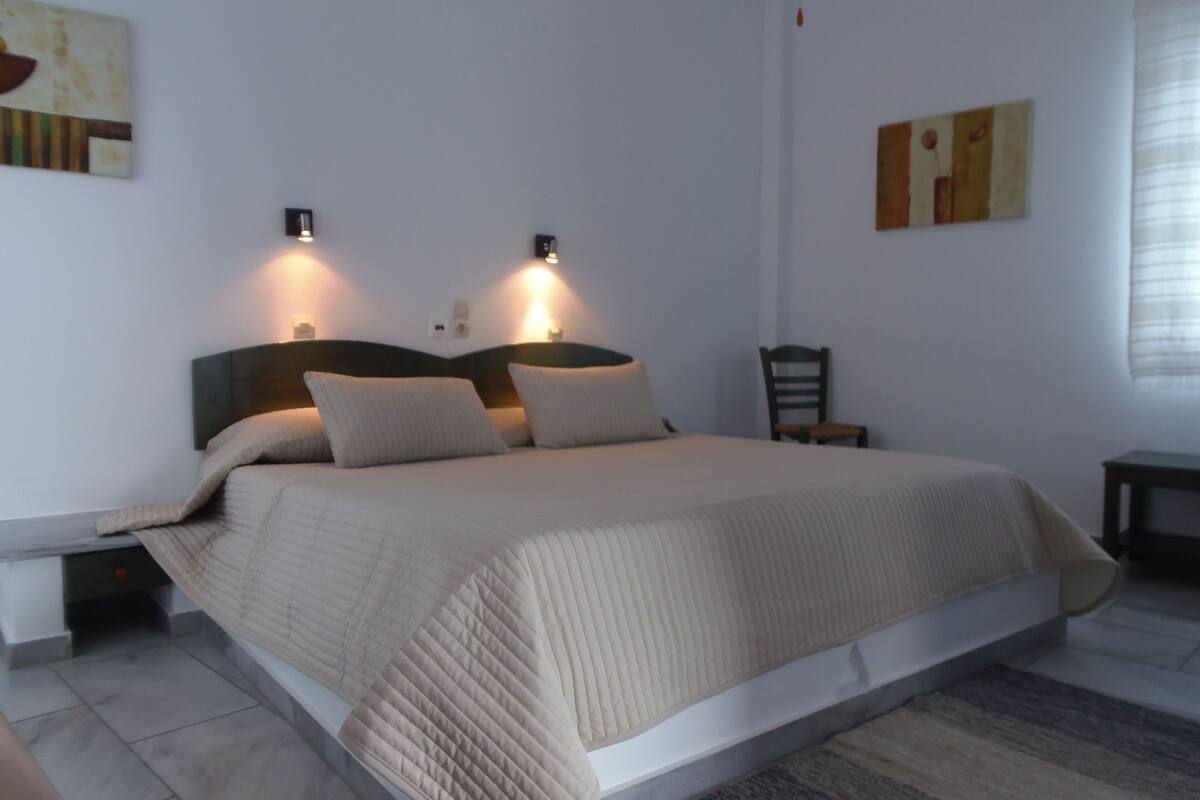 standard room | minibar, iron/ironing board, free wifi, bed sheets