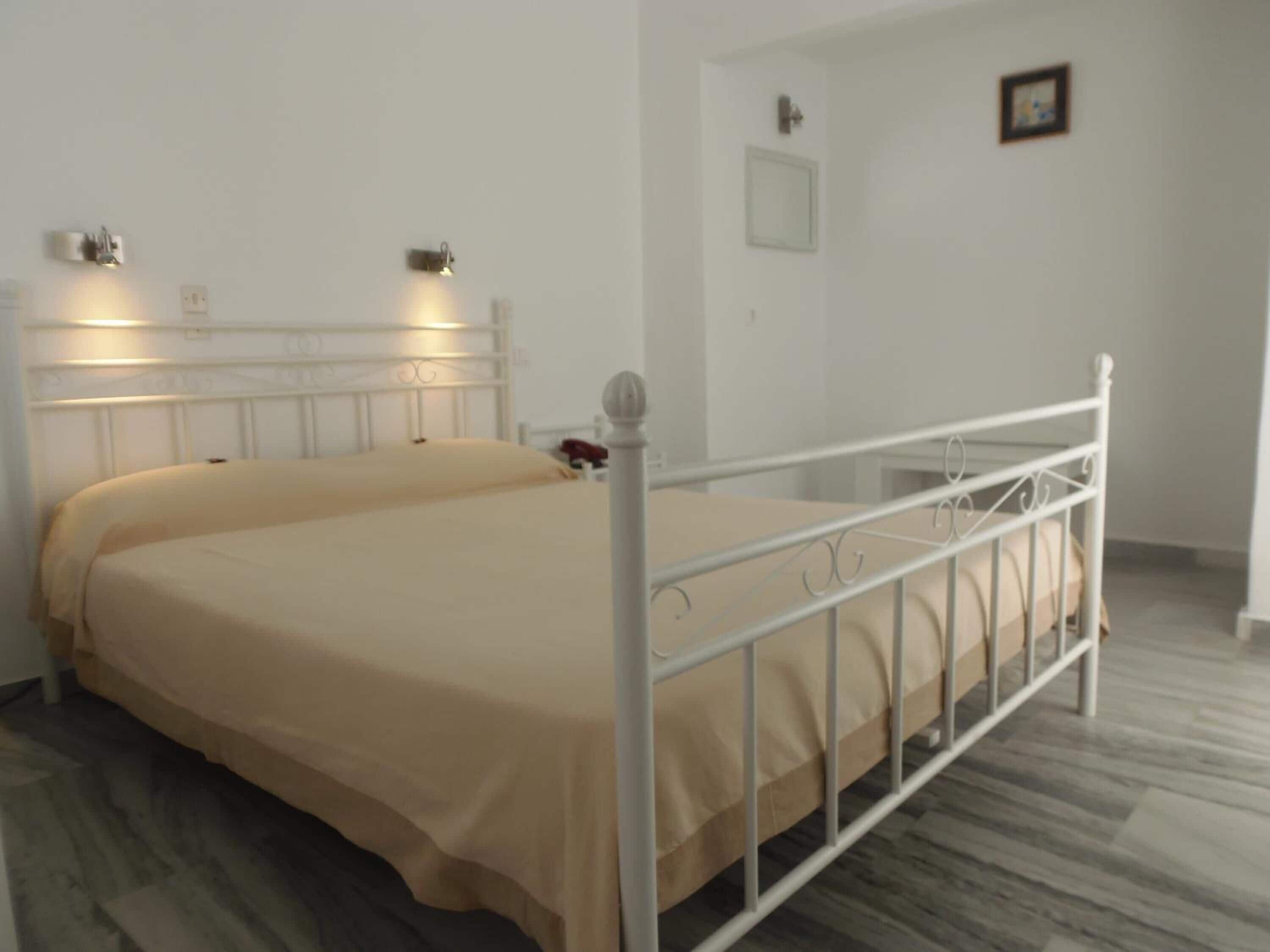 minibar, iron/ironing board, free wifi, bed sheets