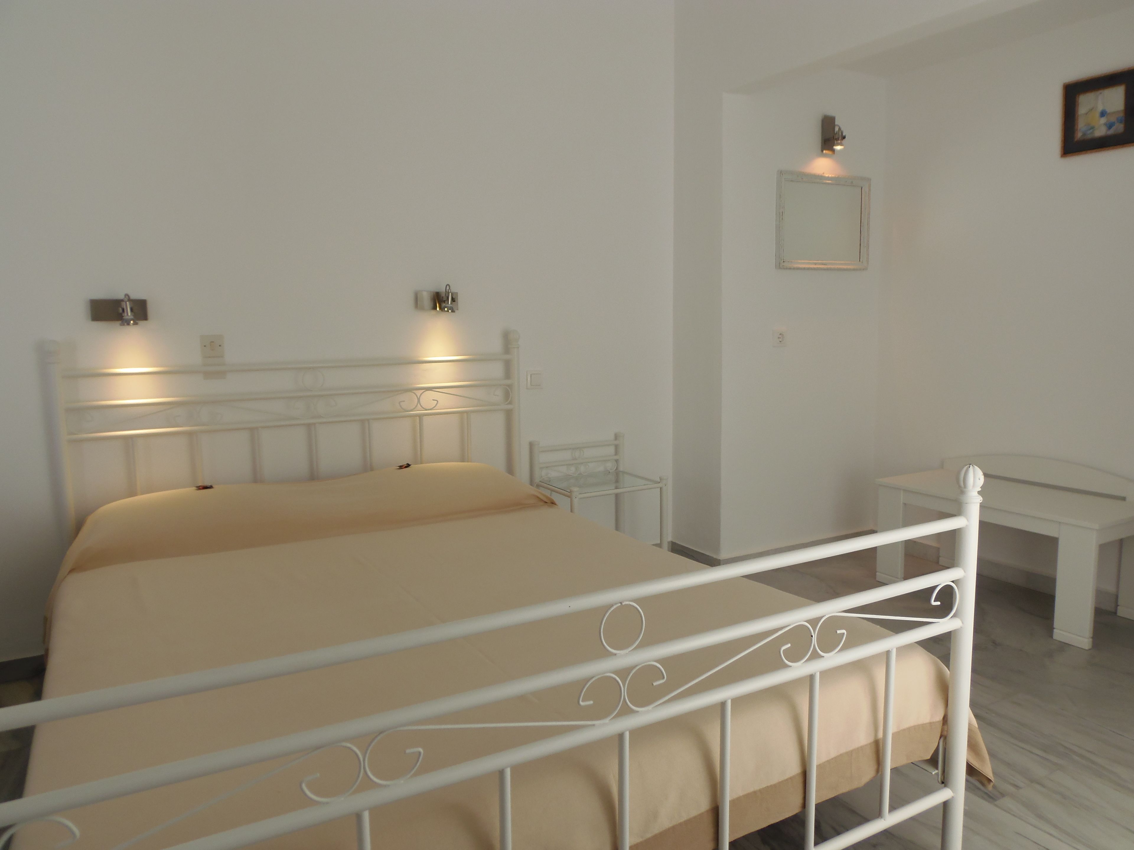 standard room | minibar, iron/ironing board, free wifi, bed sheets