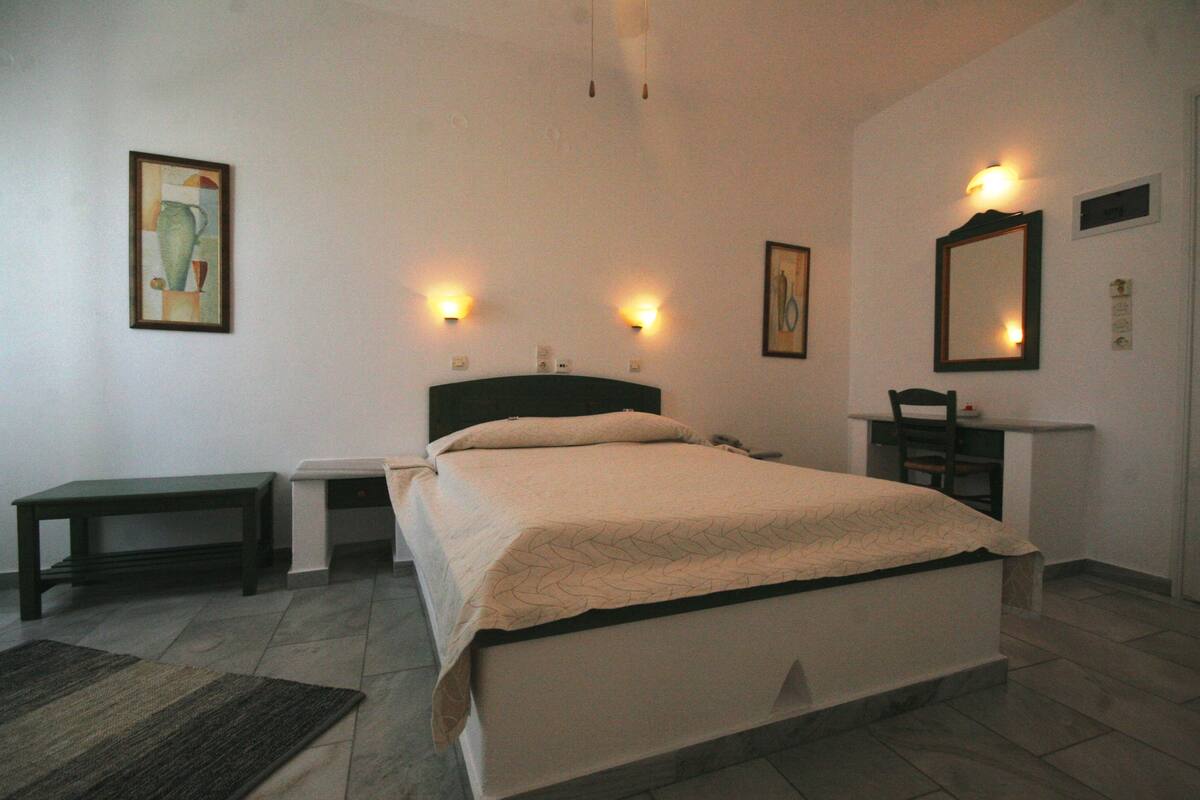 minibar, iron/ironing board, free wifi, bed sheets