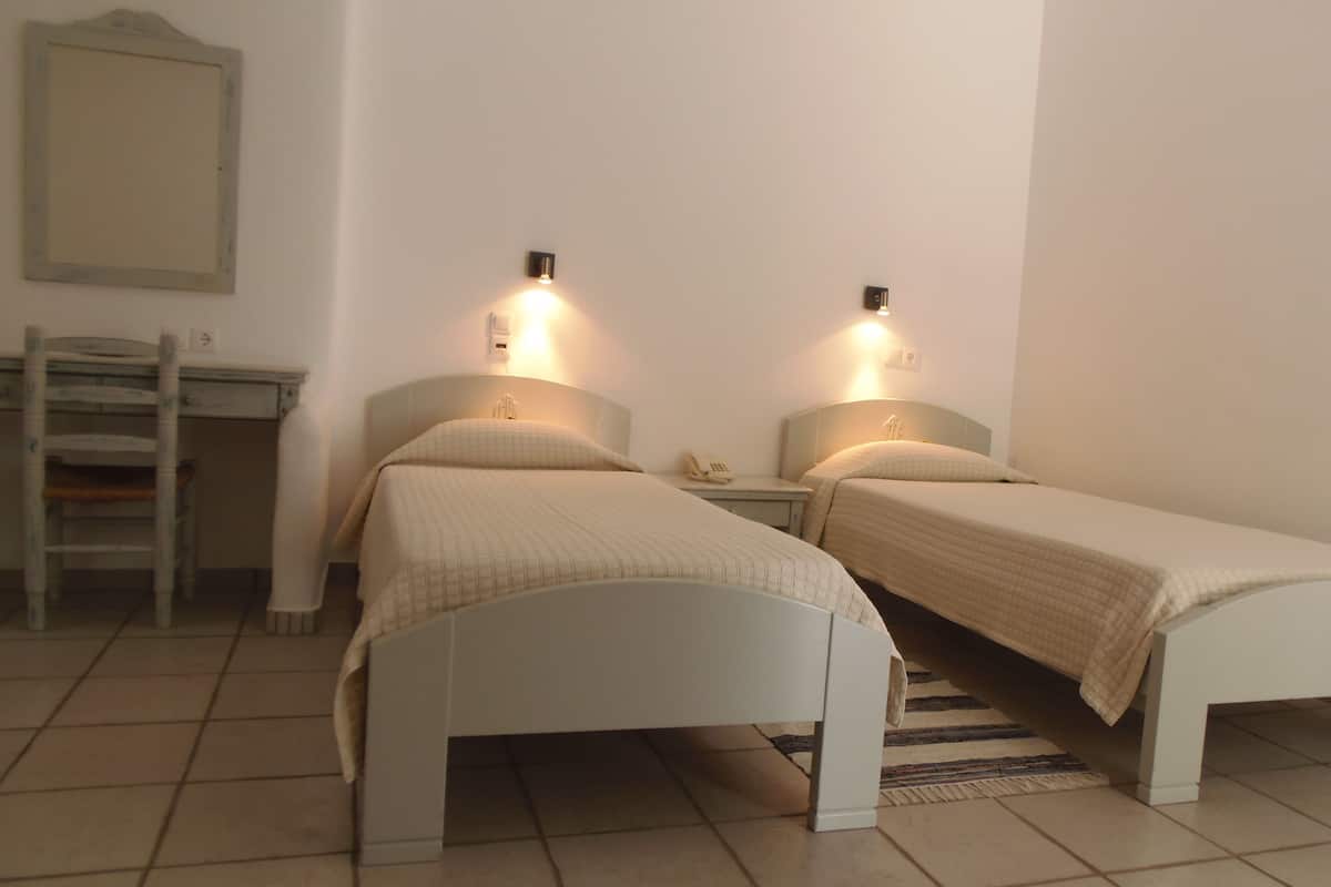 standard room | minibar, iron/ironing board, free wifi, bed sheets