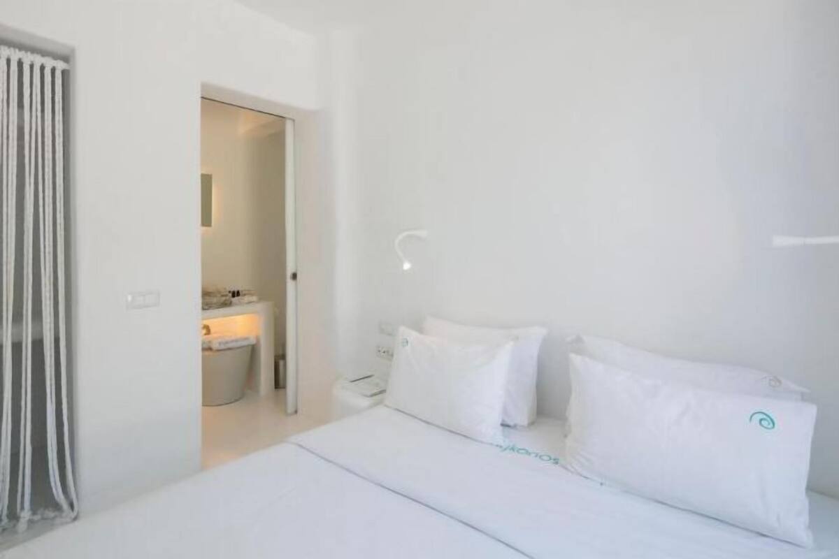 Egyptian cotton sheets, premium bedding, pillowtop beds, minibar