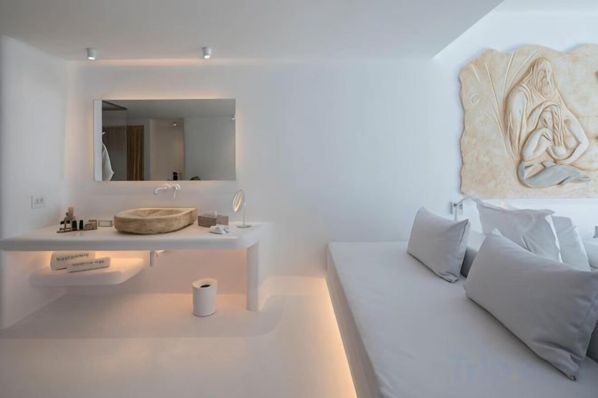 Bathroom | Shower, hydromassage showerhead, designer toiletries, hair dryer