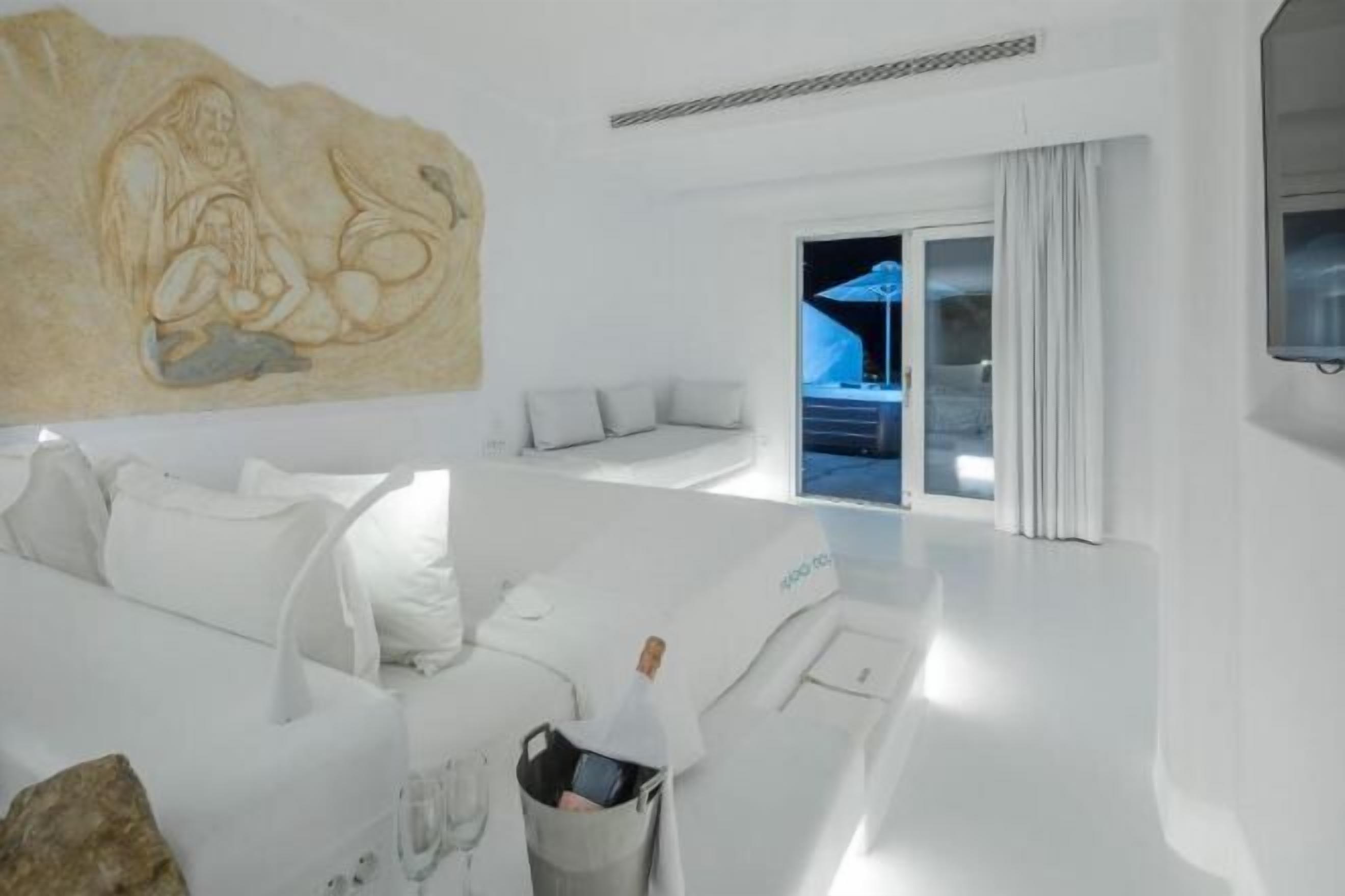 Egyptian cotton sheets, premium bedding, pillowtop beds, minibar