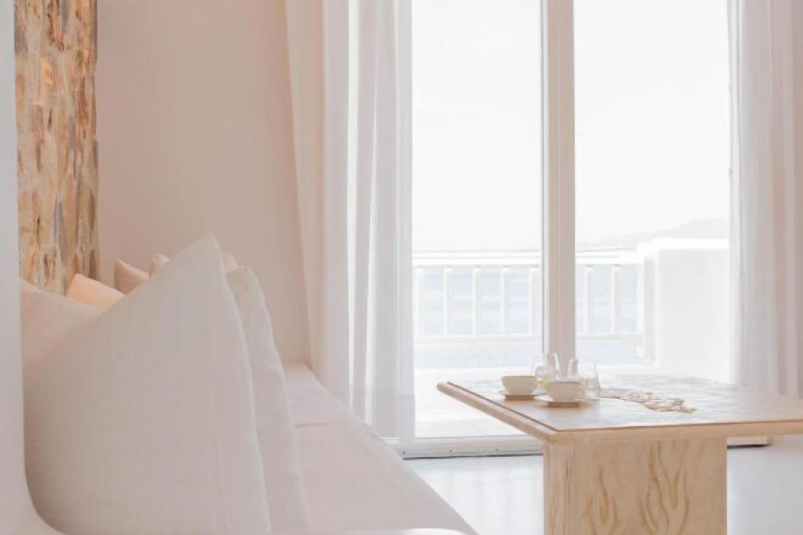 Living area | Flat-screen TV, books