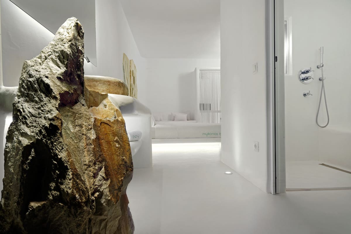 deluxe double room, jetted tub, partial sea view | egyptian cotton sheets, premium bedding, pillow-top beds, minibar