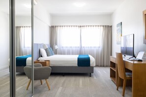 Premium bedding, down duvets, in-room safe, individually decorated - MainStay Suites Mackay (Mackay)