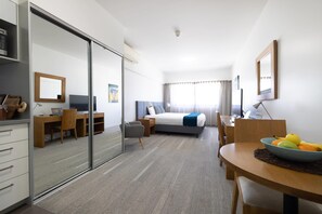 Room, 1 King Bed, Non Smoking (Efficiency) | Premium bedding, down comforters, in-room safe, individually decorated - MainStay Suites Mackay (Mackay)