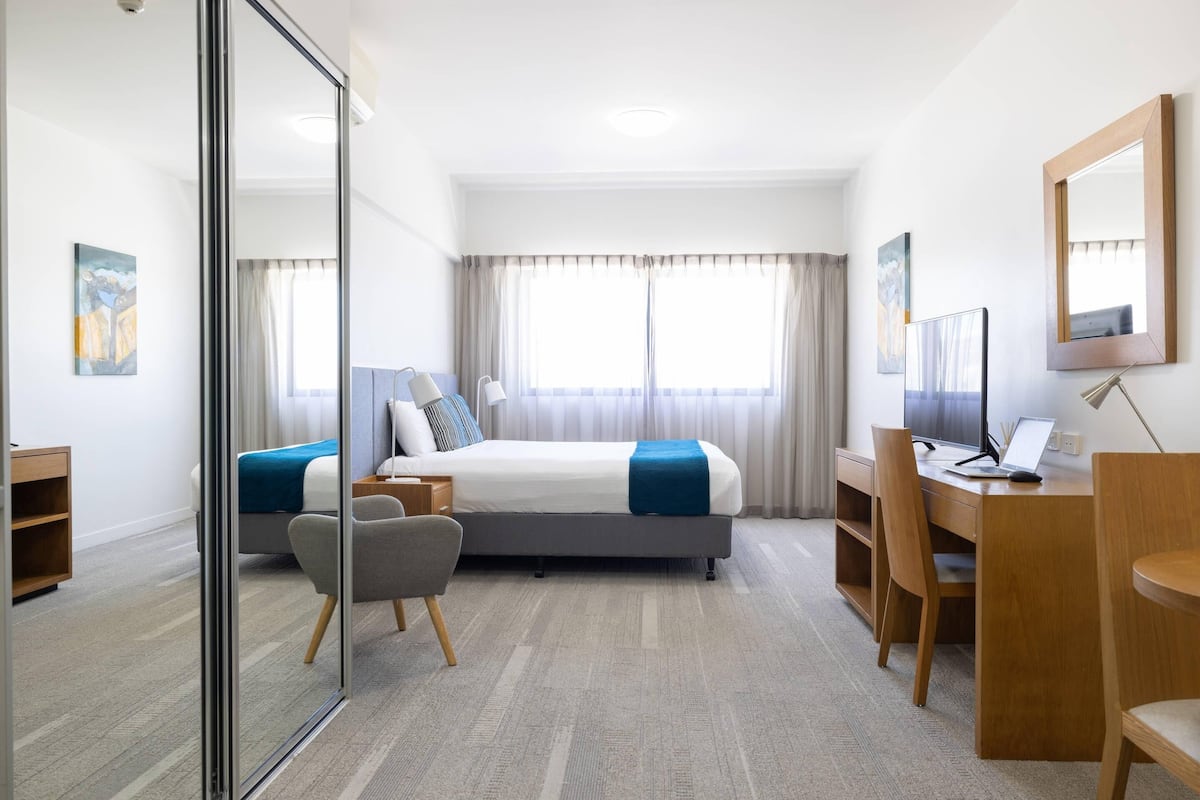 Room, 1 King Bed, Non Smoking (Efficiency) | Premium bedding, down comforters, in-room safe, desk