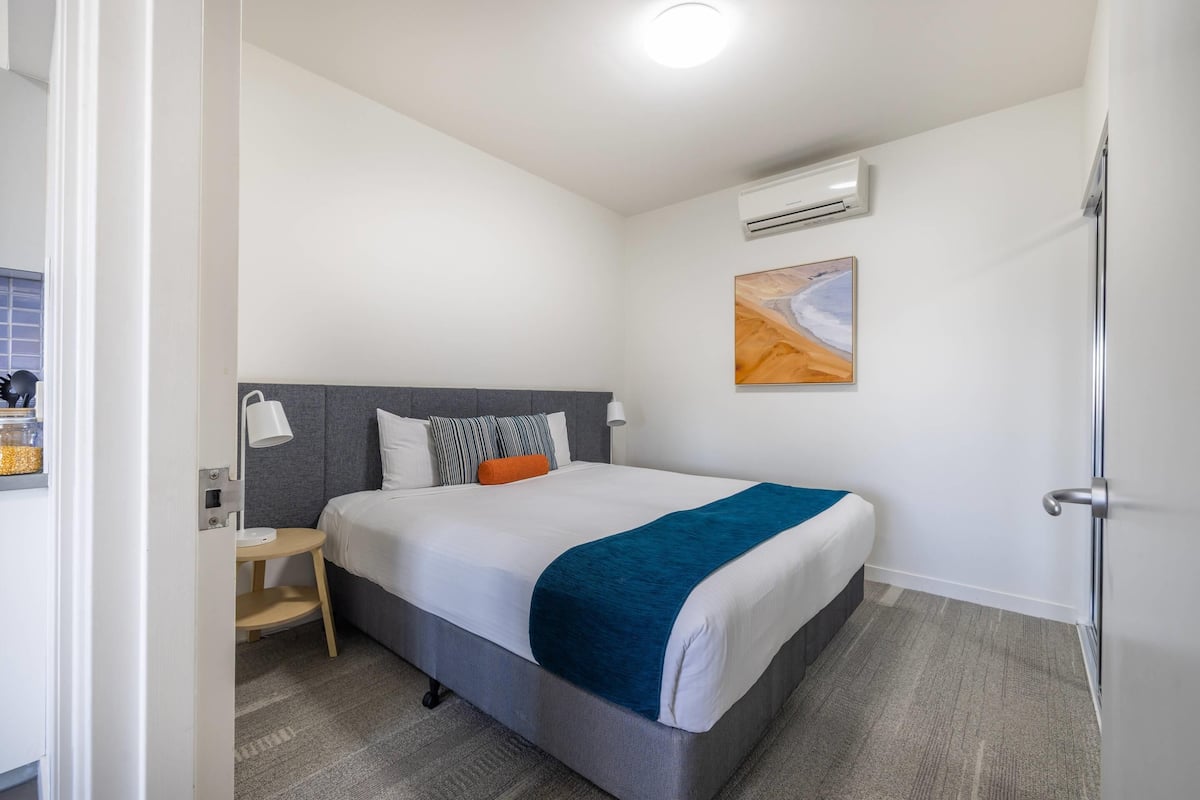 Room, 1 King Bed, Accessible, Non Smoking (Efficiency) | Premium bedding, down comforters, in-room safe, desk