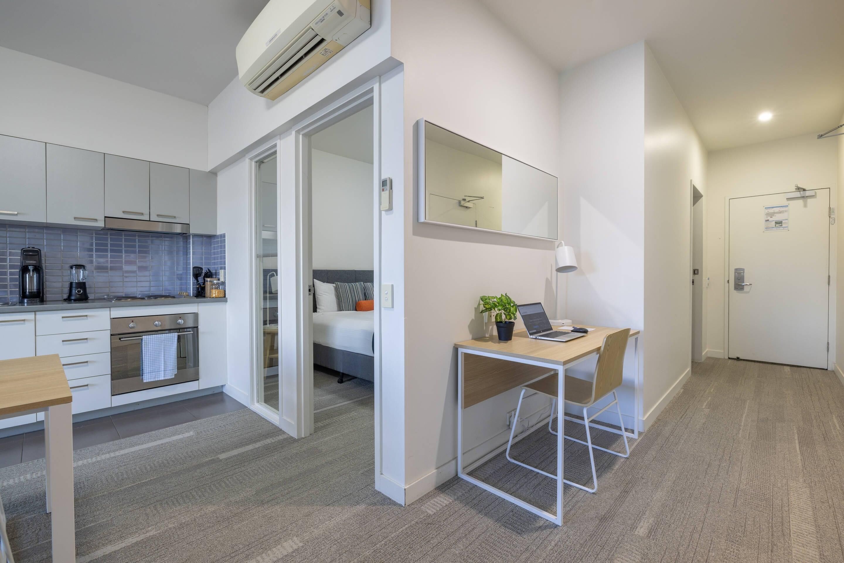 客房, 1 张特大床, 无障碍, 无烟房 (Efficiency) | 高档床上用品、羽绒被、客房内保险箱、特色装修