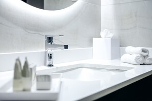 Regadera, secadora de cabello, toallas, jabón 