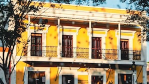 Un immeuble de deux étages doté de balcons, d’une façade jaune et d’une enseigne indiquant « PONCE PLAZA HOTEL & CASINO ».