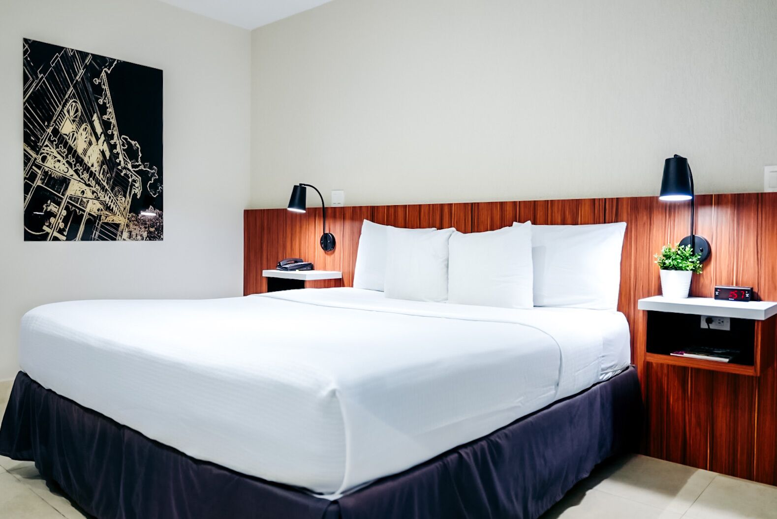 standard room, 1 king bed | 1 bedroom, pillow-top beds, in-room safe, desk